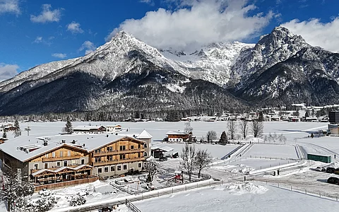 Landhotel Strasserwirt im Winter Luftaufnahme