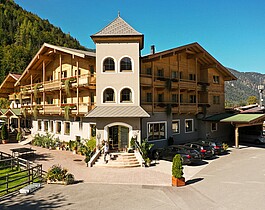 Außenaufnahme Eingang Landhotel Strasserwirt in Tirol