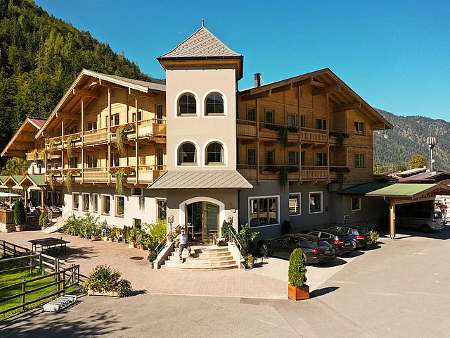 Außenaufnahme Eingang Landhotel Strasserwirt in Tirol 